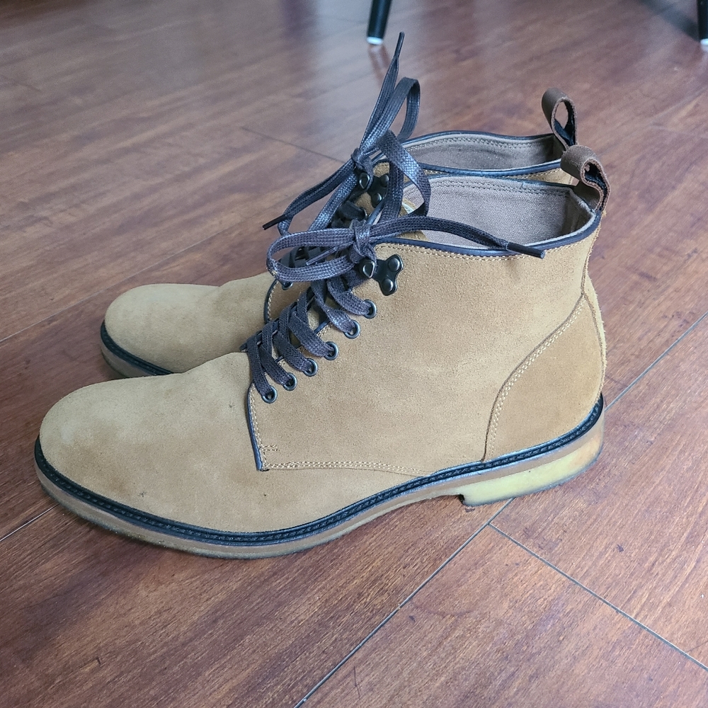 Banana Republic tan suede 10.5